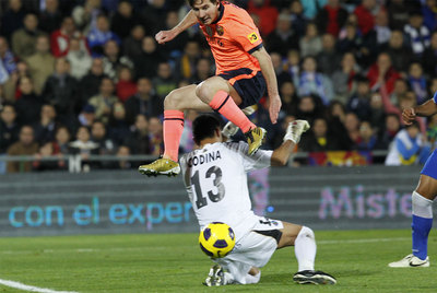 Messi supera la salida de Codina, guardameta del Getafe.