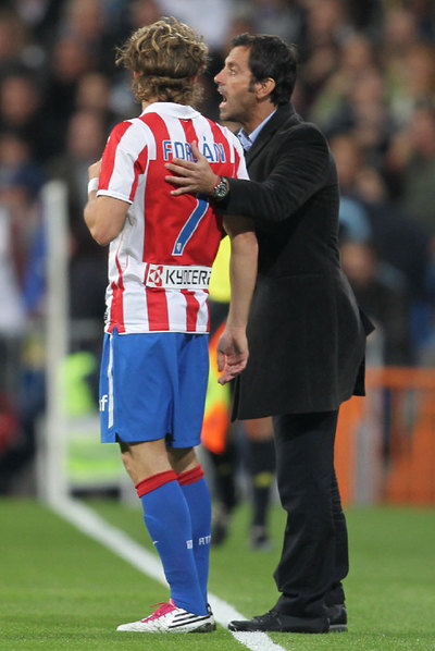 Forlán recibe instrucciones de Quique Flores.