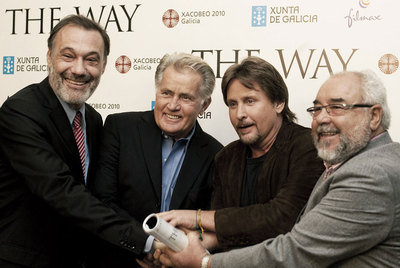 De izquierda a derecha, el conselleiro Roberto Varela, Martin Sheen, Emilio Estevez y el productor de  The Way , Julio Fernández.