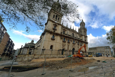 La plaza de la catedral de Jaén comienza a mudar