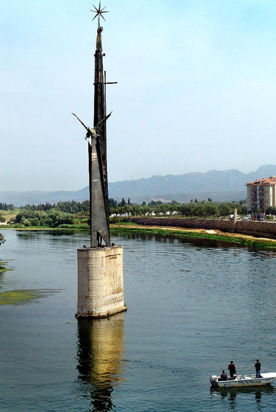 CiU y PP salvan un símbolo franquista