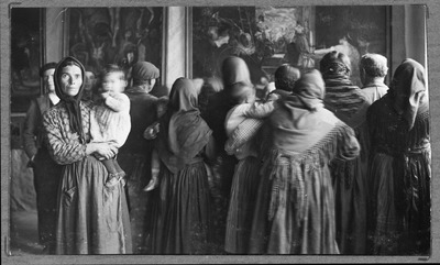 Misión pedagógica en Cebreros, Ávila, en 1932. Al fondo, copia de  Las hilanderas  de Velázquez.