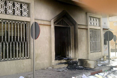 Entrada de un edificio arrasado durante los disturbios del lunes en El Aaiún.