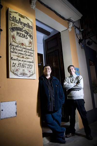 Hernán Casciari y Chiri (derecha), director y jefe de redacción de  Orsai,  en Sant Celoni.