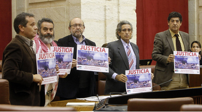 Los diputados de IU mostrando carteles de apoyo al pueblo Saharaui, en el Parlamento