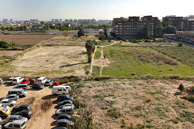 Vista del solar que los vecinos de Benimaclet quieren transformar en pequeñas parcelas de cultivo.