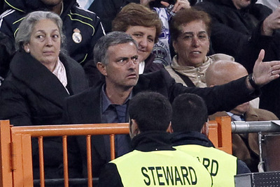 Mourinho, en la grada tras su expulsión.