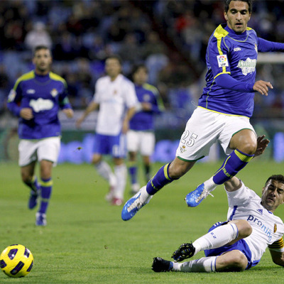 Gabi y Lopes luchan con el balón.
