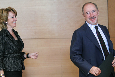 Rodrigo Rato junto a la presidenta madrileña, Esperanza Aguirre, en un acto ayer en Madrid.
