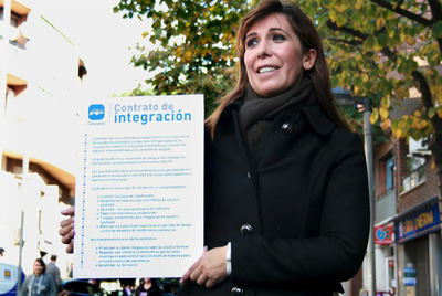 Alicia Sánchez-Camacho muestra el contrato de integración que propone su partido.