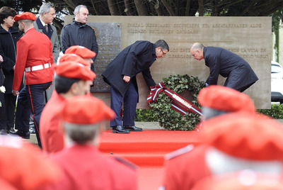 El  lehendakari , Patxi López, y el consejero de Interior vasco, Rodolfo Ares, en el acto de homenaje a los  ertzainas,  víctimas del terrorismo.