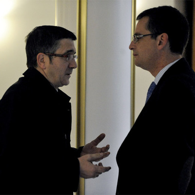 El  lehendakari,  Patxi López, y el líder del PP vasco, Antonio Basagoiti, ayer en Vitoria.