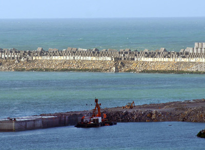 Olas de 18 metros arrastraron el dique del puerto exterior coruñés
