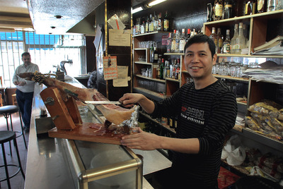 Jiang Yong Liang,  Julián , un hostelero chino de 34 años, demuestra en su bar 