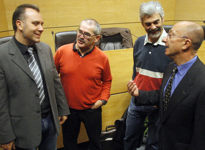 De izquierda a derecha, el director de Inmigración, Miguel Ángel González, los sociólogos Xabier Aierdi y José Antonio Oleaga y el vicerrector del campus de la UPV en Vizcaya, Carmelo Garitanoandia, conversan antes de presentar el último Barómetro sobre inmigración.