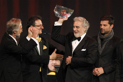 Plácido Domingo, con Ricky Martin tras recibir el galardón.