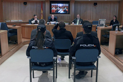 Arnaldo Otegi (de espaldas, en el centro), junto a Joseba Permach y Joseba Álvarez, durante el juicio.