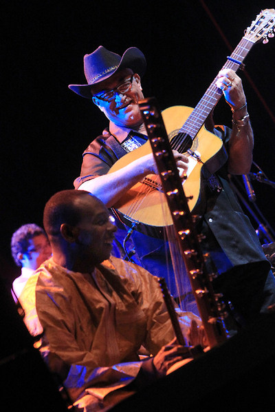 Eliades Ochoa (con la guitarra) y Toumani Diabaté, anoche.