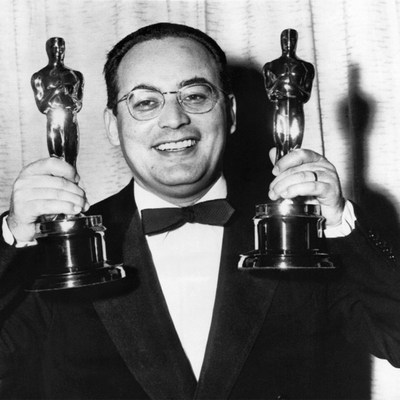 De Laurentiis, con los  oscars  que ganó con Carlo Ponti por  La strada. 