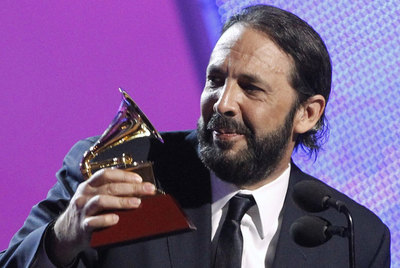 Juan Luis Guerra, con uno de sus tres  grammys. 