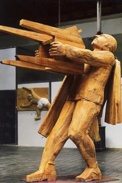  Mudanza  (2010), escultura de Francisco Leiro. Detrás,  Bracarense  (2010).