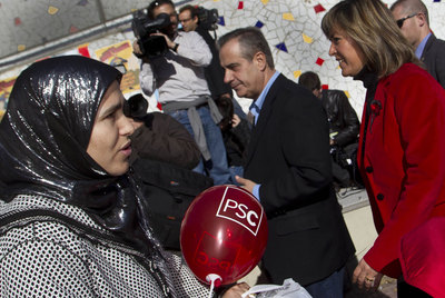 Celestino Corbacho visita un mercadillo en L'Hospitalet.