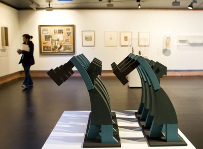   Martellatori   (1923), una escultura del futurista italiano Fortunato Depero (1892-1960) que se exhibe en la muestra.