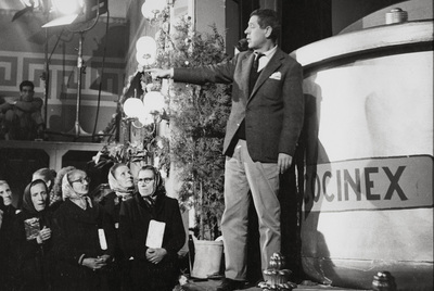 Luis García Berlanga se dirige a los extras de  Plácido. 