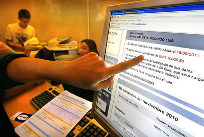 Un cliente del servicio de bicicletas muestra en la pantalla de un ordenador el consumo desorbitado que le han facturado.