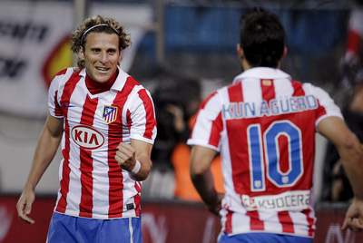 Forlán celebra con Agüero el gol del argentino.