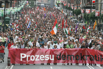 Manifestación  abertzale  en Bilbao, en junio de 2007. El texto de la pancarta decía: 