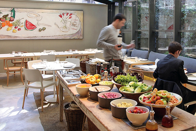  Nueva vida.rnEl nuevo Mordisco consta de una zona 'take away', una pequeña 'boutique' que cambiará de productos cíclicamente, un salón en la parte de arriba donde se sirven los cafés y las copas, rny un comedor en el que el bufé de ensaladas mira a un mural de Mariscal.  