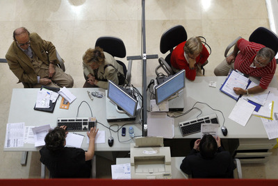 Contribuyentes en una oficina de la Agencia Tributaria en Madrid.