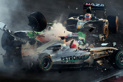 Momento en que el Force India de Liuzzi se estrella contra el Mercedes de Schumacher en la primera vuelta.