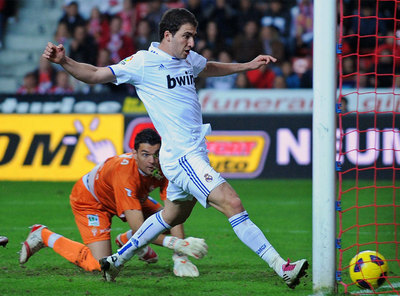 Higuaín remata a puerta vacía para conseguir el único tanto del partido tras aprovechar el rechace del guardameta Juan Pablornal cabezazo de Benzema.