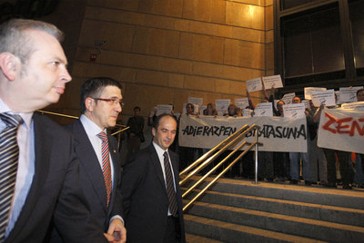 Manifestación de trabajadores de ETB en presencia de Patxi López el pasado día 10. A la derecha del  lehendakari,  Alberto Surio, director general de EITB. A su izquierda, Patxi Arratibel, director de Estrategia y Relaciones Externas.