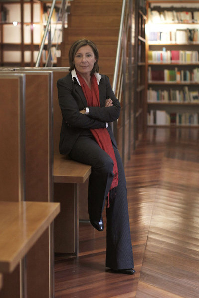 Mar Barcón, en la biblioteca del Parlamento de Galicia.