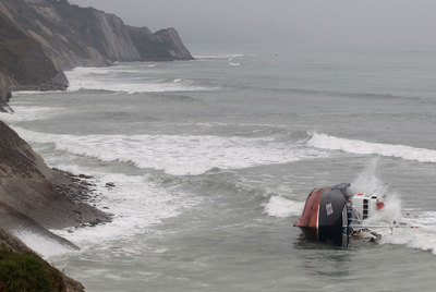 El  Motxo  yace embarrancado sobre su costado de babor.