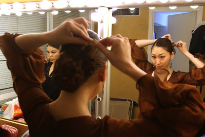 Junko Hagiwara se prepara para una actuación incluida en el Concurso Nacional de Arte Flamenco que se celebra en Córdoba.