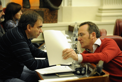 El portavoz de EA en las Juntas de Álava, Lauren Uria (izquierda), habla en el pleno de ayer con Iñaki Usategi, de ANV.