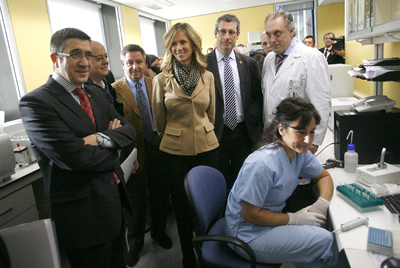 De izquierda a derecha, Patxi López, Odón Elorza, el delegado del Gobierno, Mikel Cabieces; Cristina Garmendia y Markel Olano, ayer en las instalaciones de Biodonostia.rnEnnio Morricone visita Bilbao.