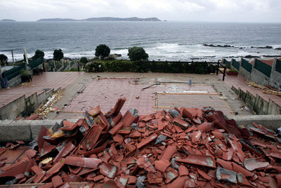 Una vecina de Sanxenxo derriba su propia casa ilegal