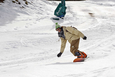 Un joven practica  snowboard  en la estación de Masella.