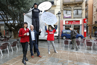 Dariana Grozna, técnica del programa de voluntariado, Vicent Moreno, presidente de Escola y dos actores.