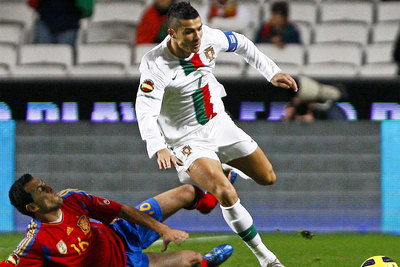 Cristiano intenta eludir a Busquets.