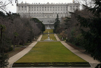 El palacio Real, que administra Patrimonio Nacional, expresa la magnificencia de la arquitectura áulica madrileña.