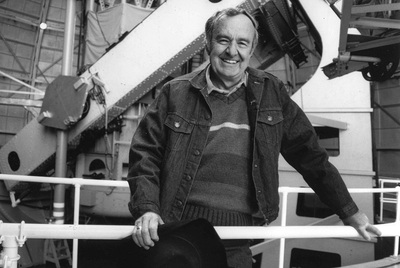 Allan Sandage, junto a un telescopio.