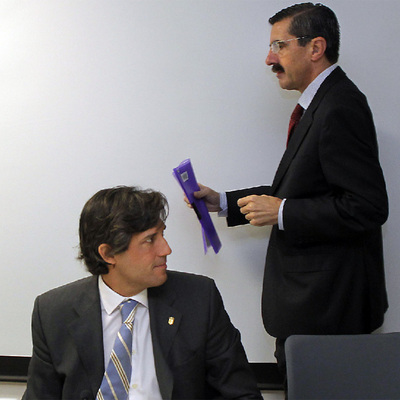 Lorenzo Agustí, alcalde de Paterna, sentado, y Josep María Ángel, alcalde de L'Eliana.