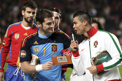 Los capitanes de la selección española y la portuguesa, Casillas y Cristiano Ronaldo, durante los discursos de promoción de la candidatura ibérica en los prolegómenos del amistoso disputado el miércoles en Lisboa.