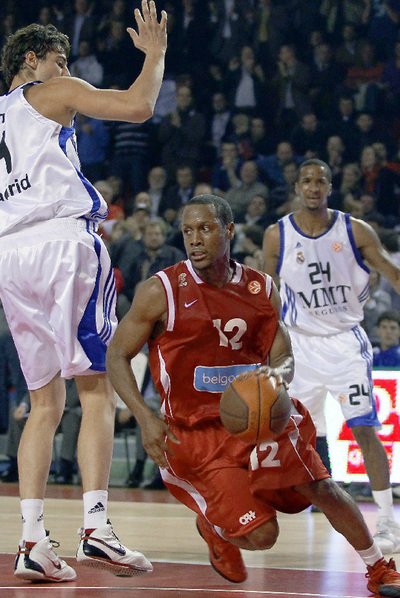 Mallet burla la marca de Tomic ante la mirada de Tucker.